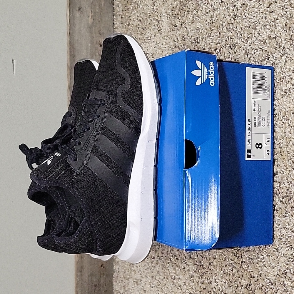 SZ 8 Adidas Swift Run X W